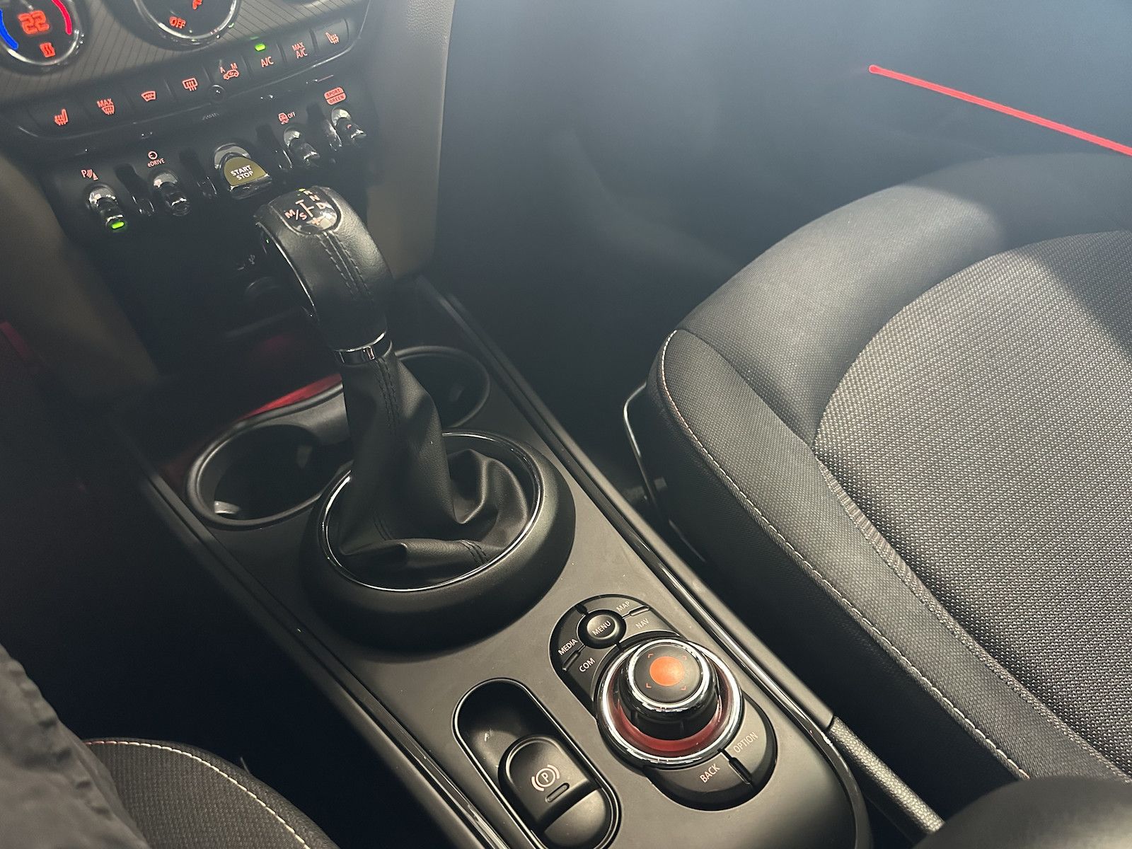 Fahrzeugabbildung MINI Cooper S Countryman S E ALL4/NAV/KAM/LED/Keyless