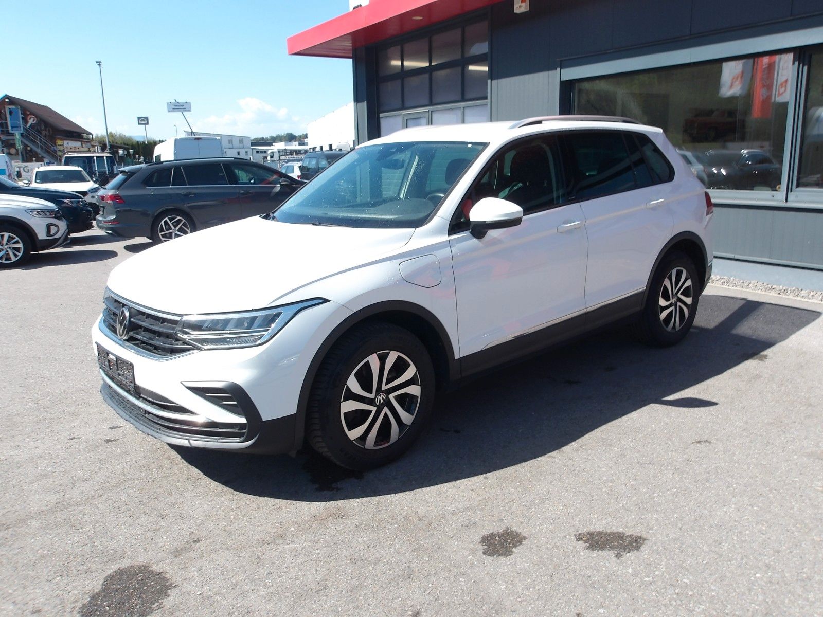 Volkswagen Tiguan Active eHybrid EXP € 15990.--