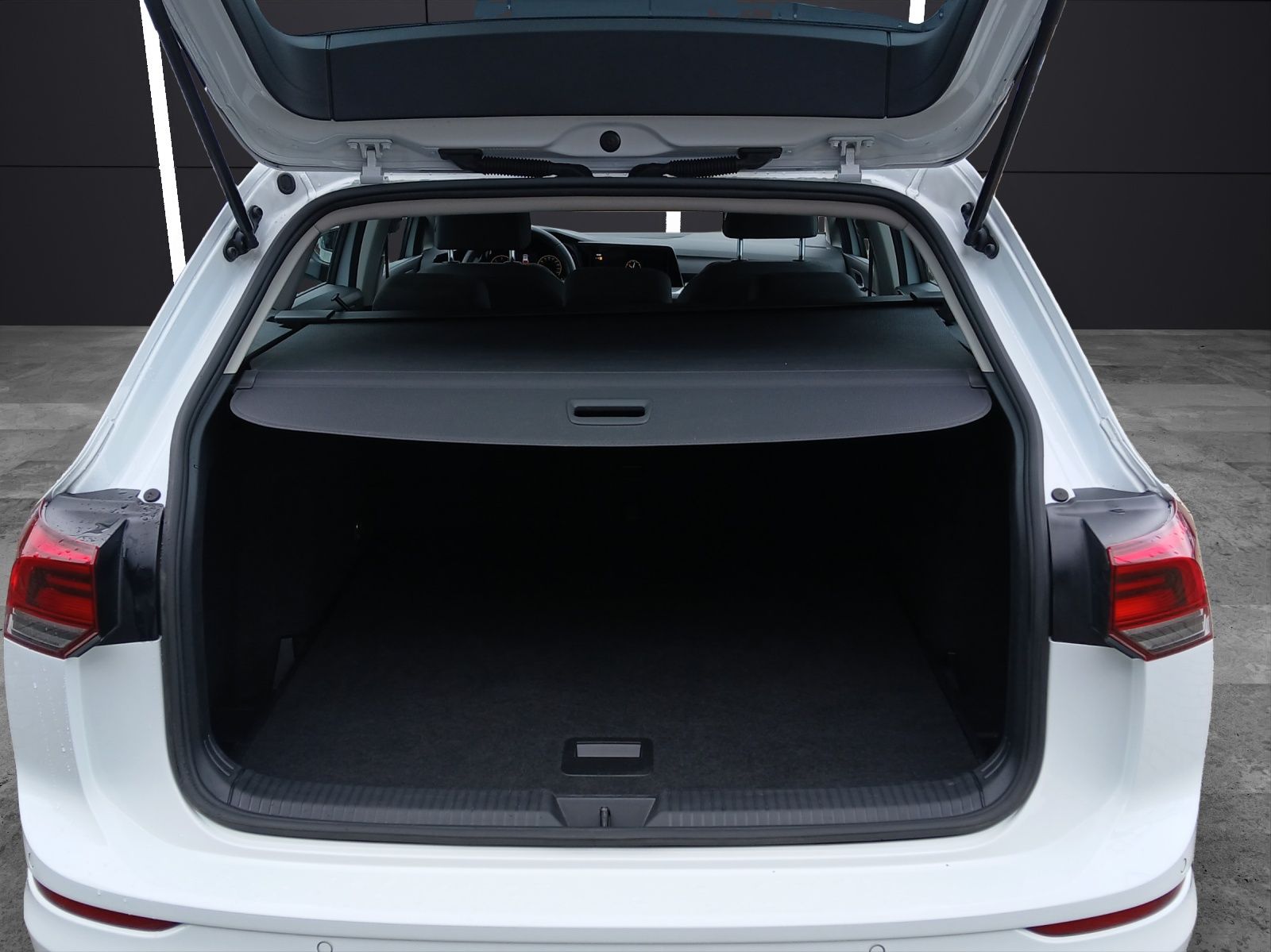 Fahrzeugabbildung Volkswagen Golf VIII Variant TDI Life DSG LED Navi AID ACC