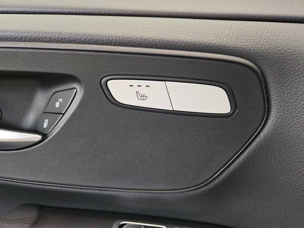 Fahrzeugabbildung Mercedes-Benz EQV 300 lang Nav Distronic Sitzhzg LED RFK Vorkl