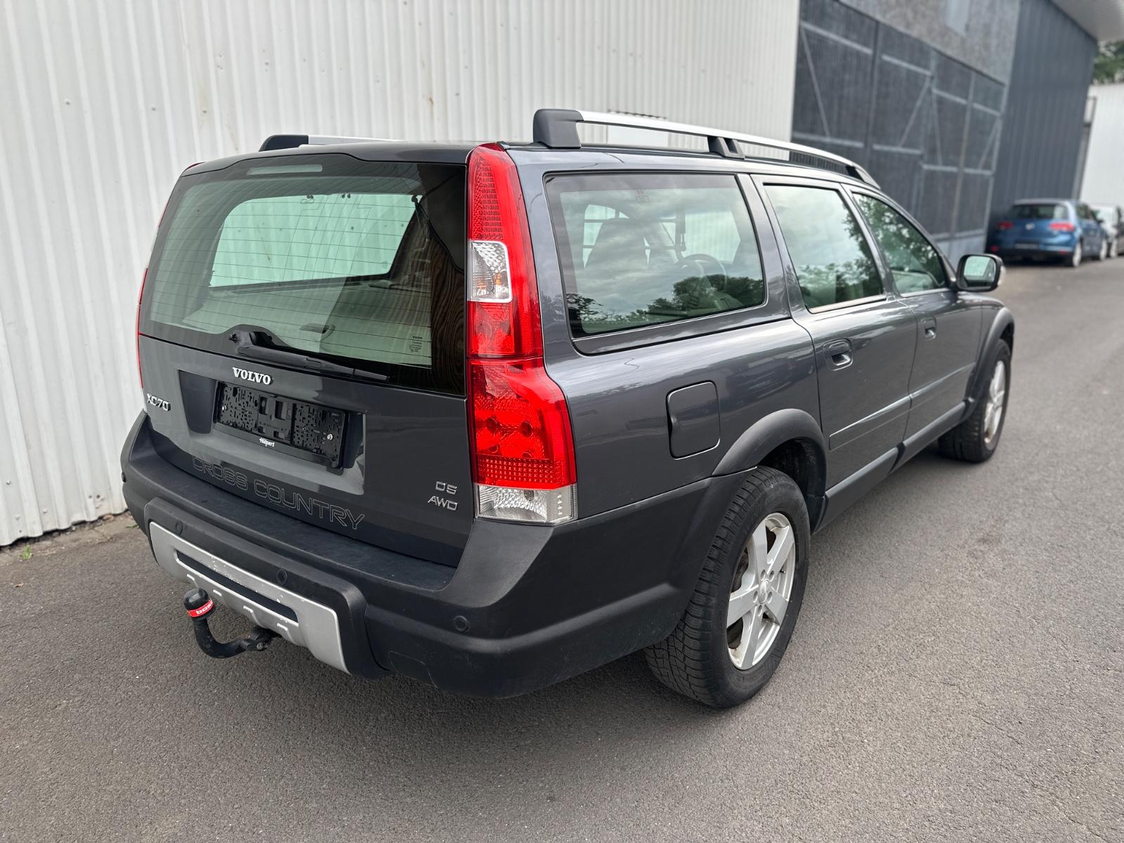 VOLVO XC70 D5 AWD 185 ch BVA 4X4 - ATTELAGE - CUIR - 260900 km