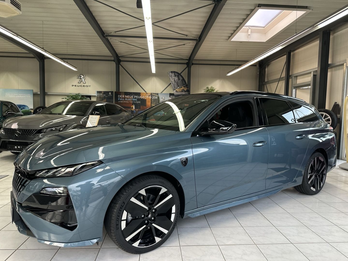 Fahrzeugabbildung Peugeot 308 SW GT Hybrid 145 e-DSC6 El. Panodach Navi