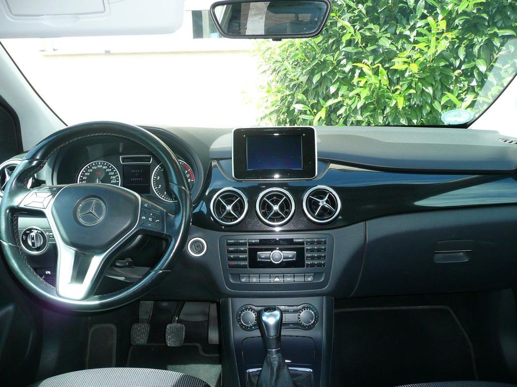 Mercedes-Benz B 180