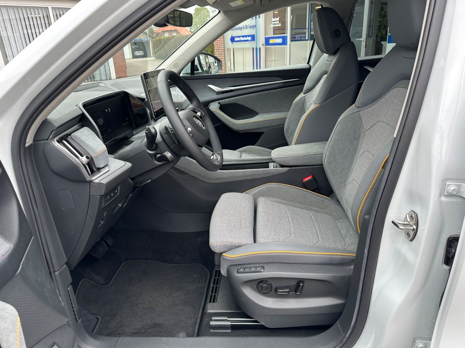 Fahrzeugabbildung SKODA Kodiaq 1.5 TSI Selection DSG Navi/ACC/Matrix/19"