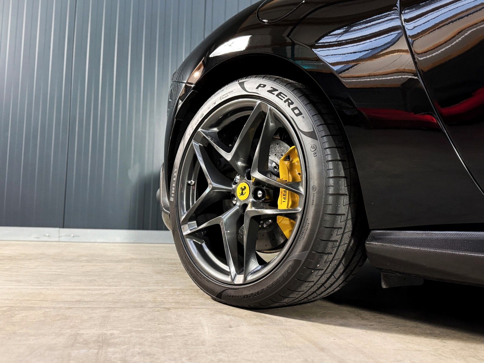 Fahrzeugabbildung Ferrari Roma Spider + Carbon + Daytona + ACC + 360 Grad