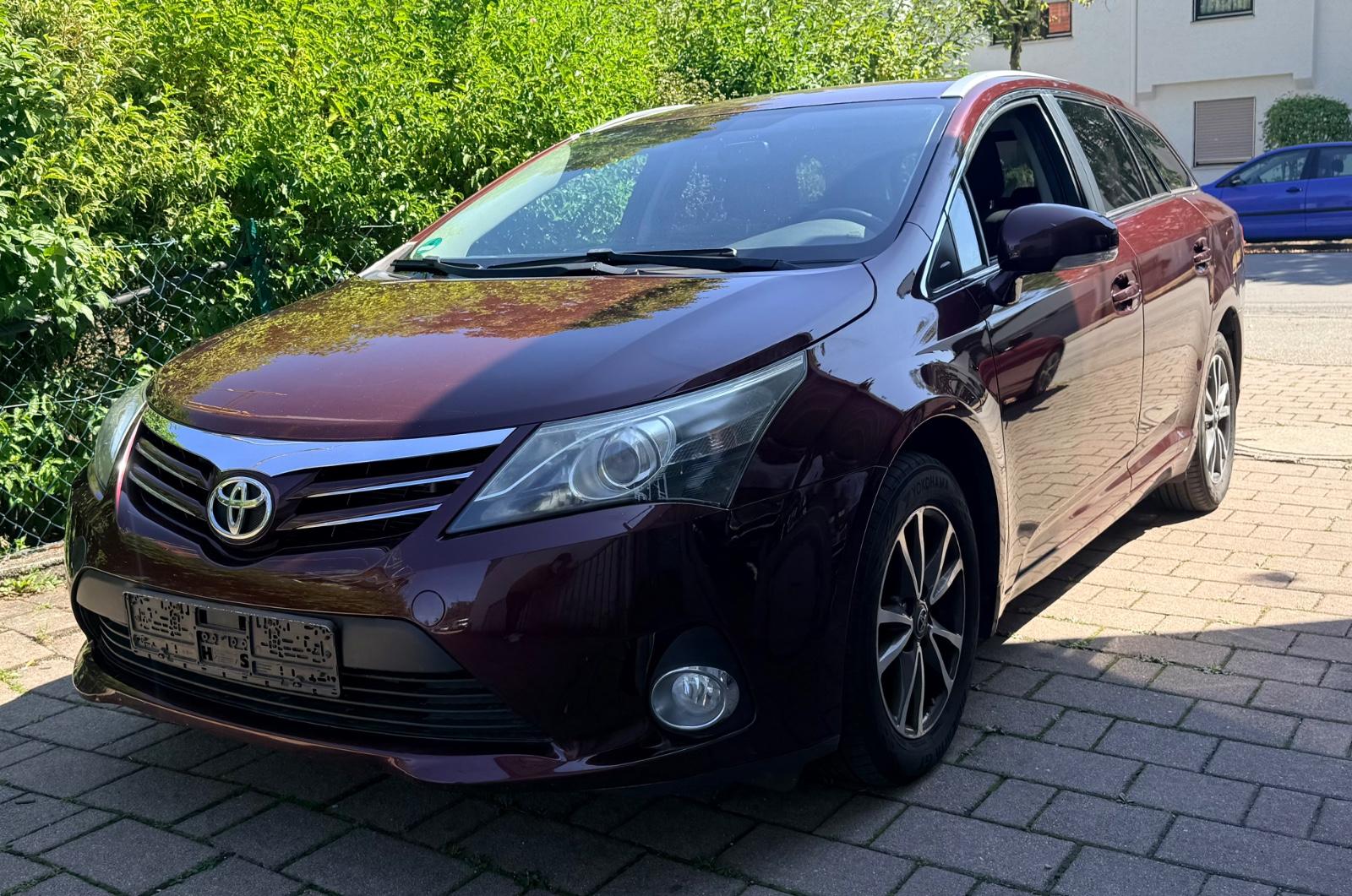 Toyota Avensis 2014 — rear view