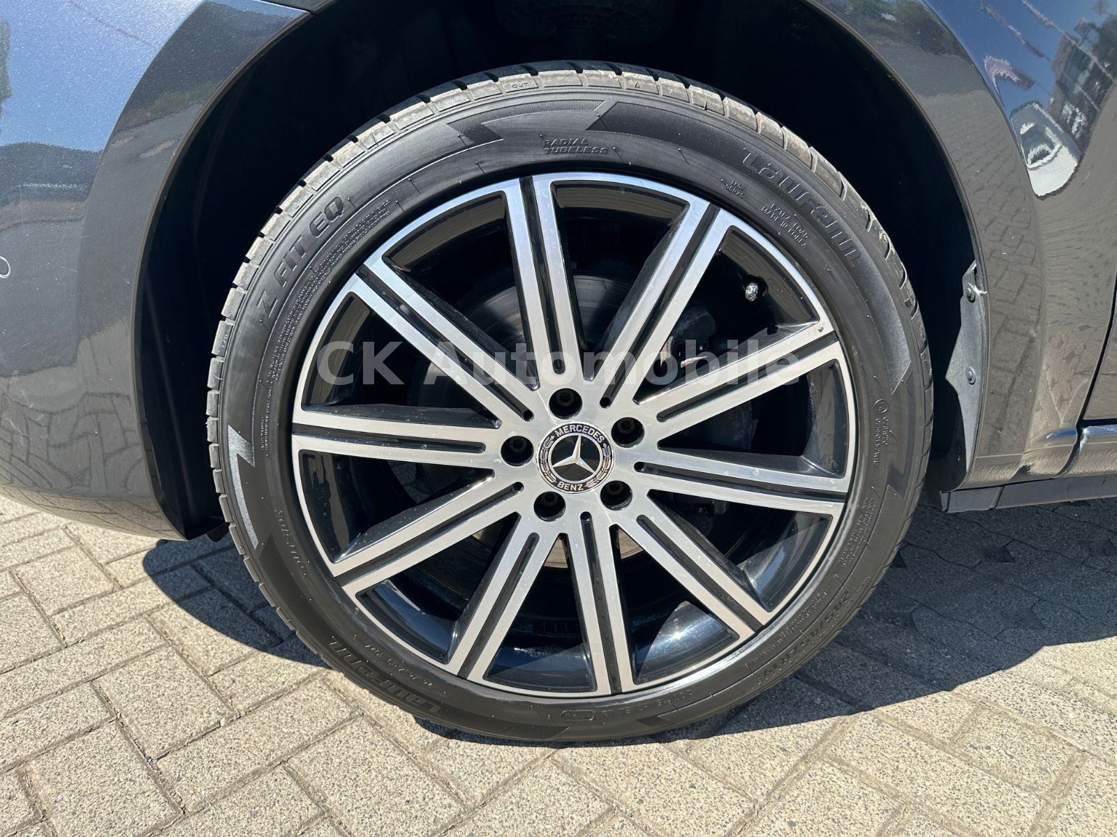 Fahrzeugabbildung Mercedes-Benz V250d AVANTGARDE EDITION 4MATIC lang/7 Sitze