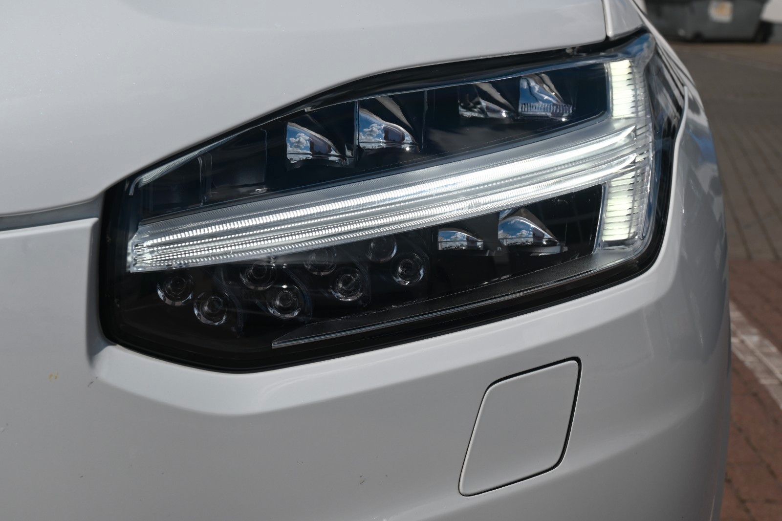 Fahrzeugabbildung Volvo B5D Ultimate Dark HK*HUD*PANO*STHZ*360*STHZ*AHK*