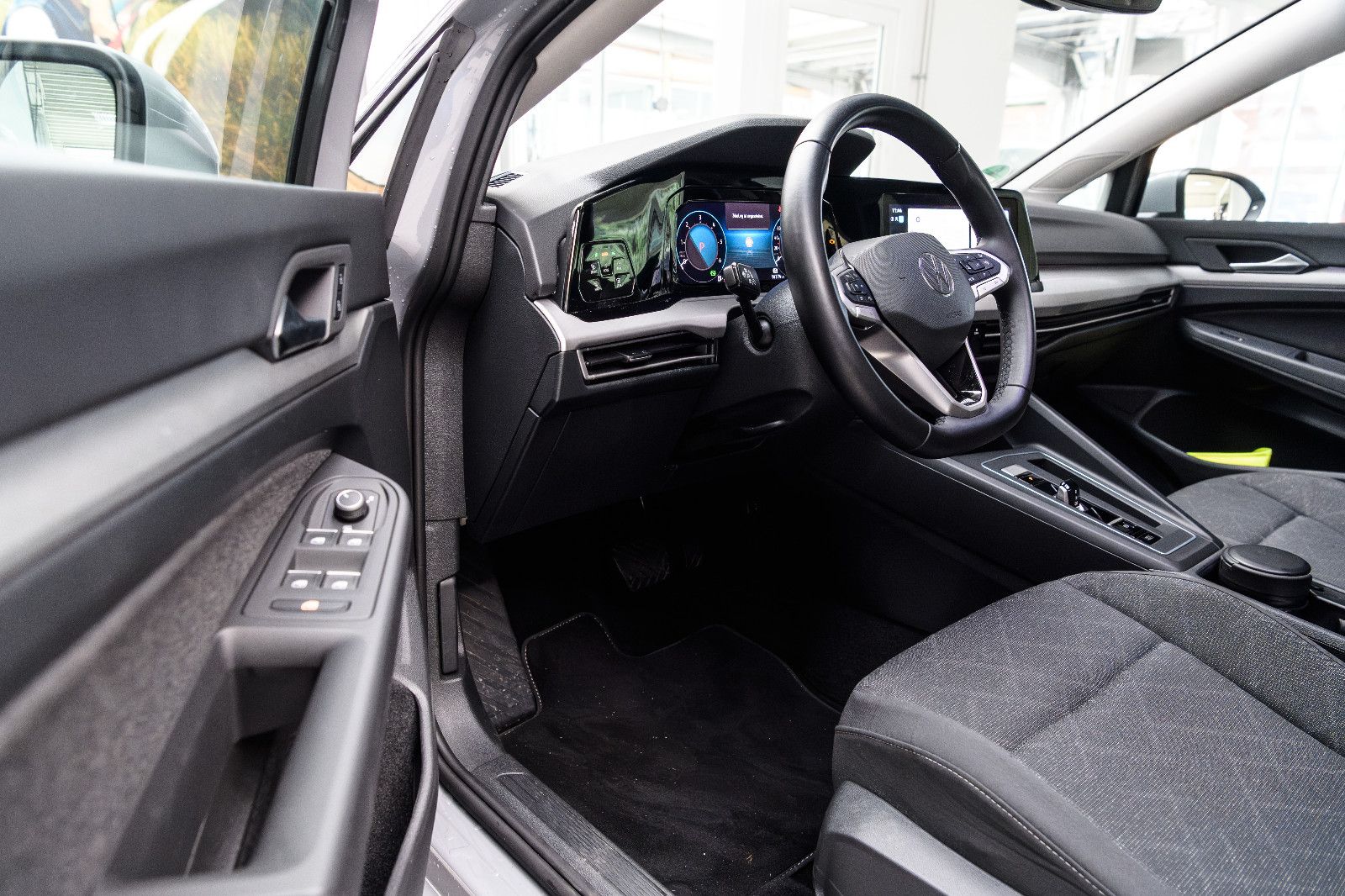 Fahrzeugabbildung Volkswagen Golf VIII Life +STHZ+LED+SHZ+NAVI+PANO+HEADUP