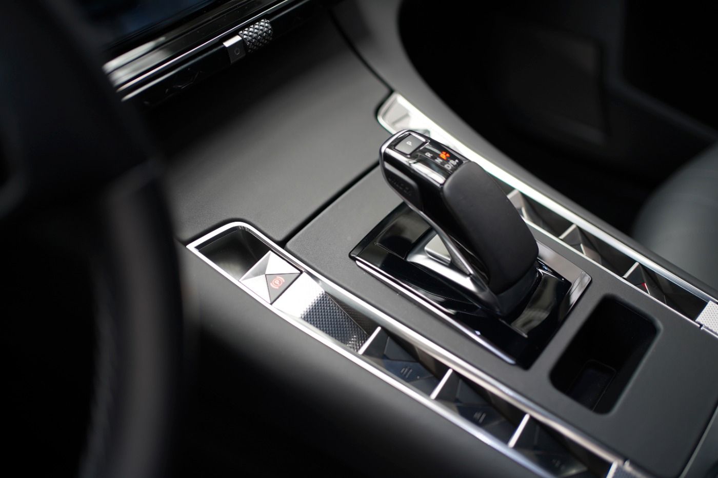 Fahrzeugabbildung DS Automobiles DS7 Crossback E-Tense 4x4 300 Rivoli Automatik