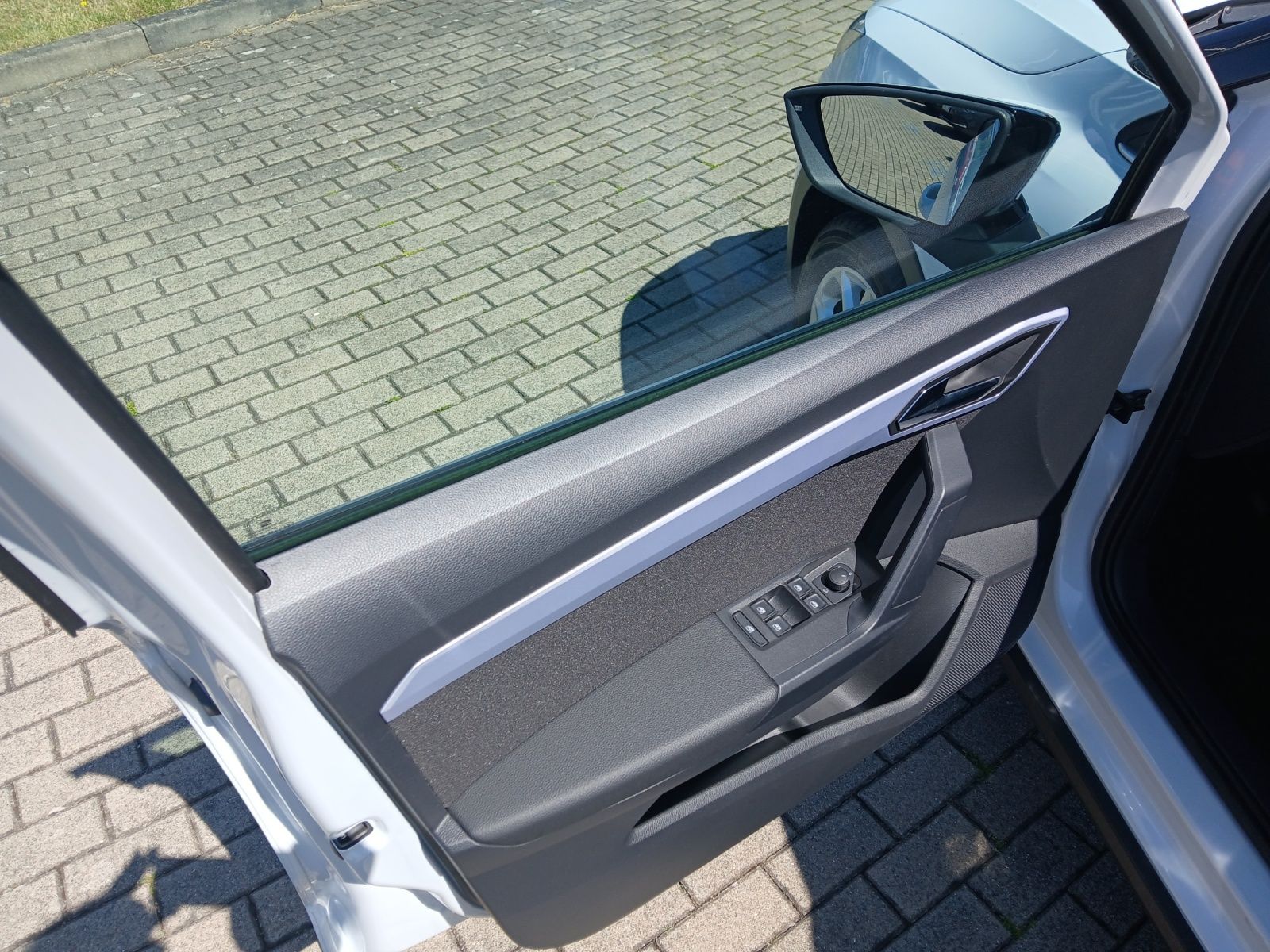Fahrzeugabbildung SEAT Arona TSI FR-Line LED AID GRA PDC SH LM