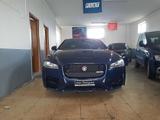 Jaguar XF 2.0 D 180 CV R-Sport - blaue Jaguar XF