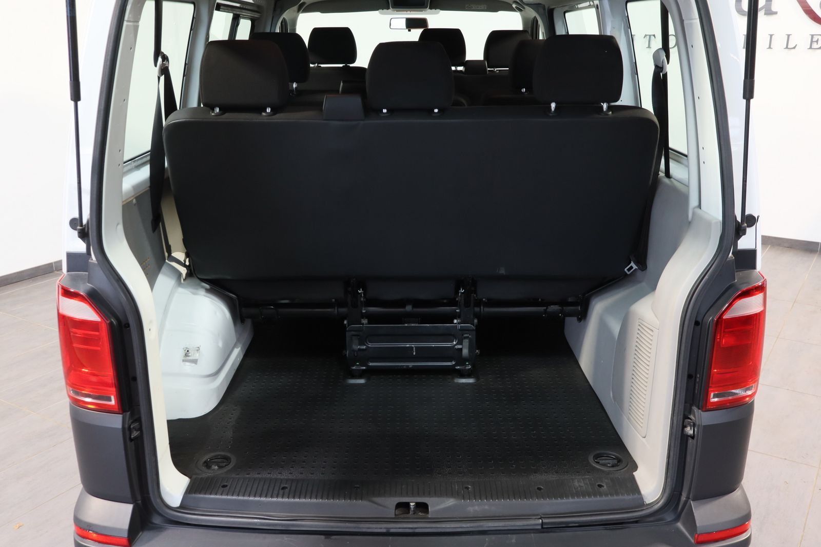 Fahrzeugabbildung Volkswagen T6 Kombi Kombi 2.0 TDI DSG 9-Sitzer BLUETOOTH+AH