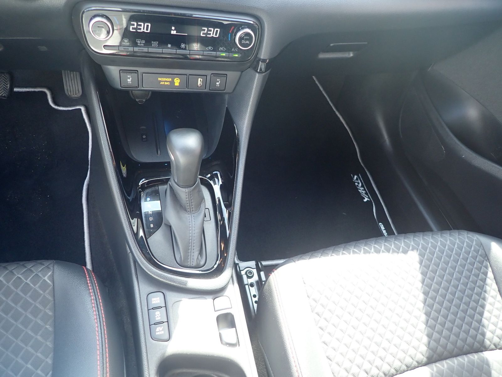 Fahrzeugabbildung Toyota Yaris Hybrid Premiere Edition/KLIMA/GJR/KAMERA