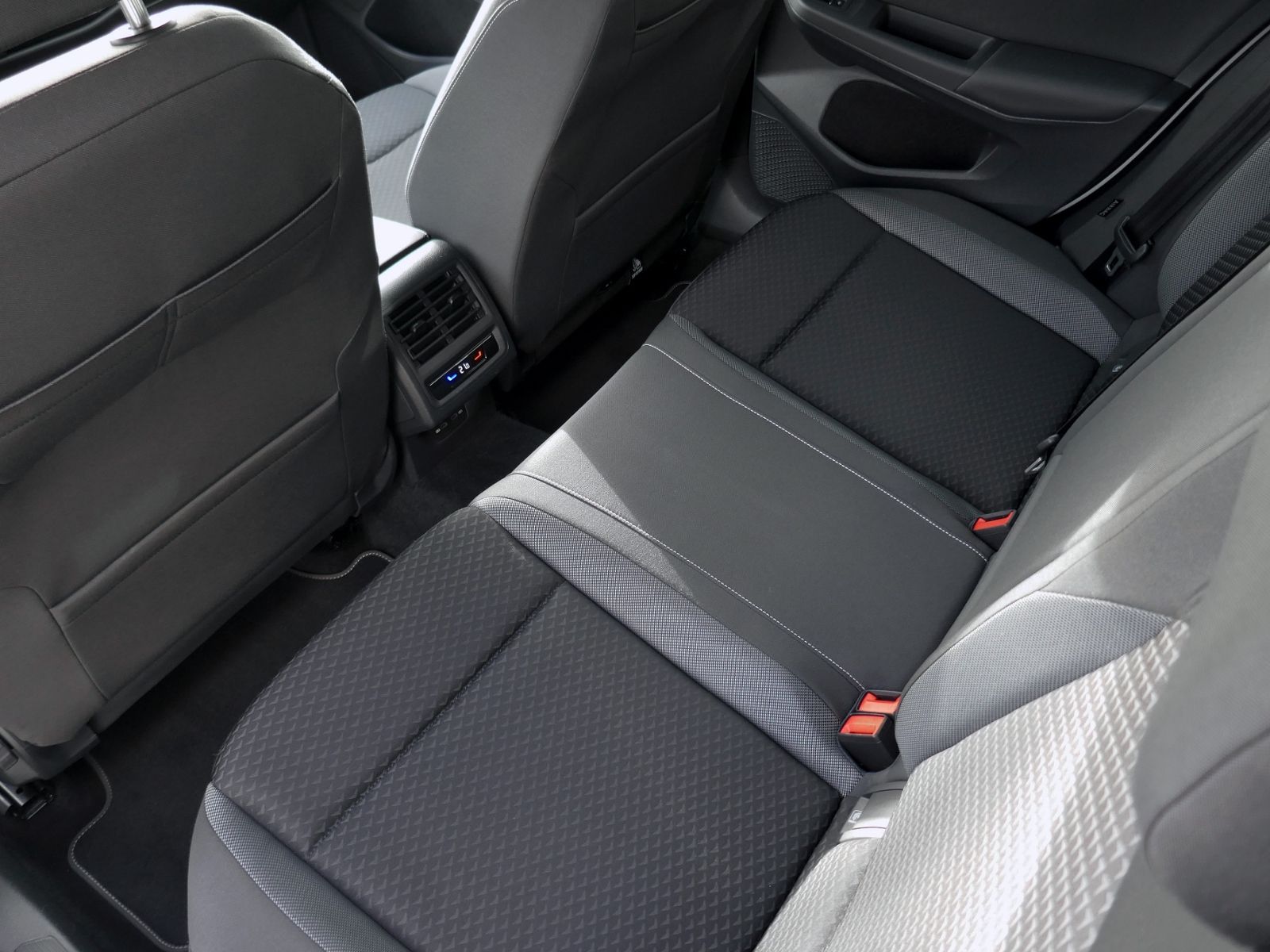 Fahrzeugabbildung Volkswagen Golf VIII Active 2.0 TDI DSG | LED AHK RFK ACC