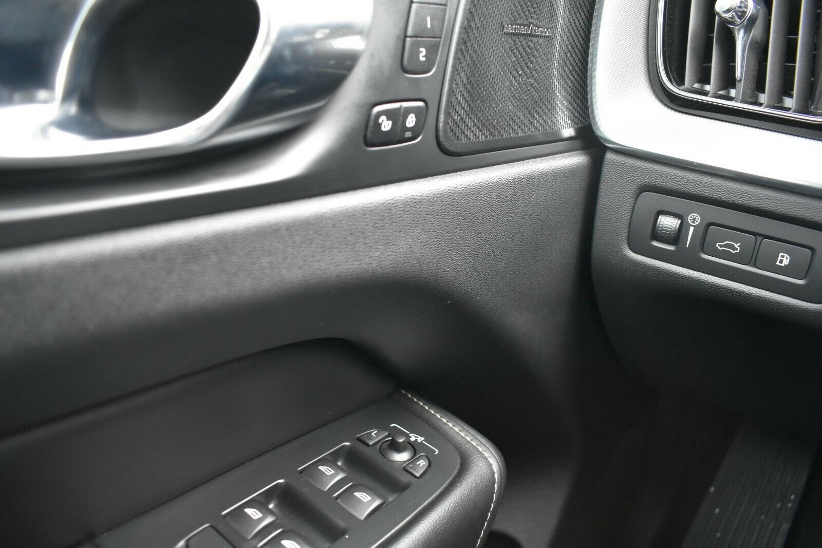 Fahrzeugabbildung Volvo XC60 T8 Twin Eng* R-Design Luft*ACC*AHK*AWD*STHZ