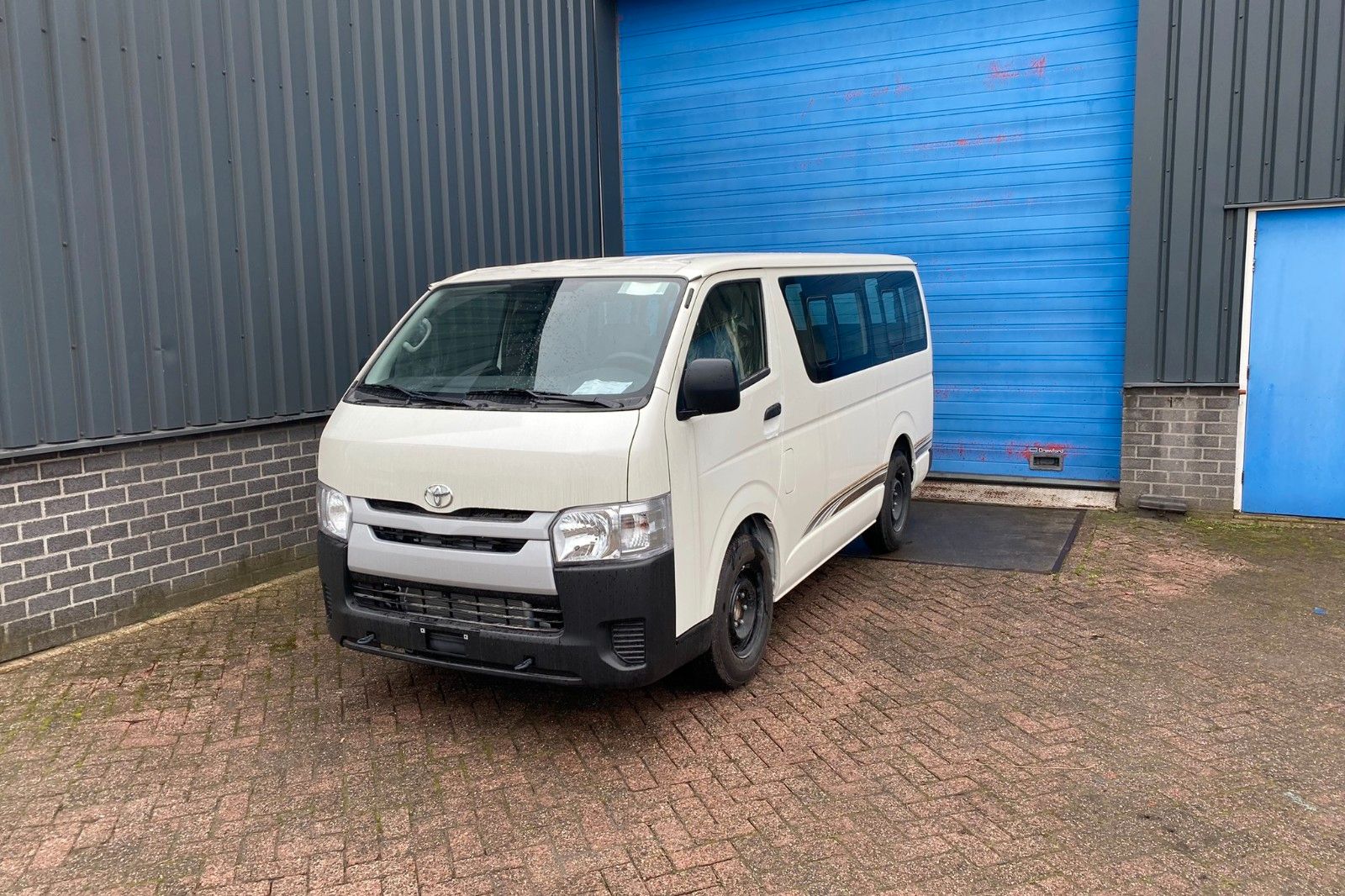 Toyota Hiace commuter