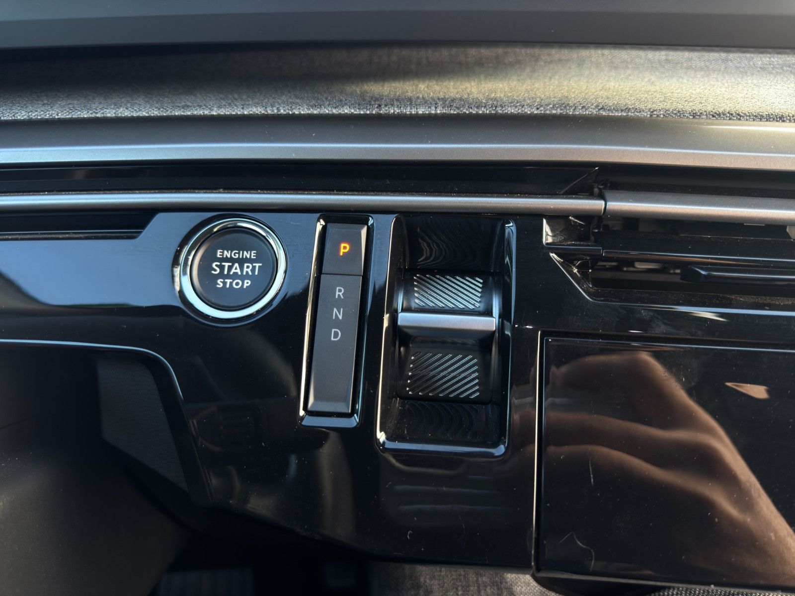 Fahrzeugabbildung Peugeot 3008 Allure *Wärmepumpe*LED*180°Cam*SitzHZ*DAB*