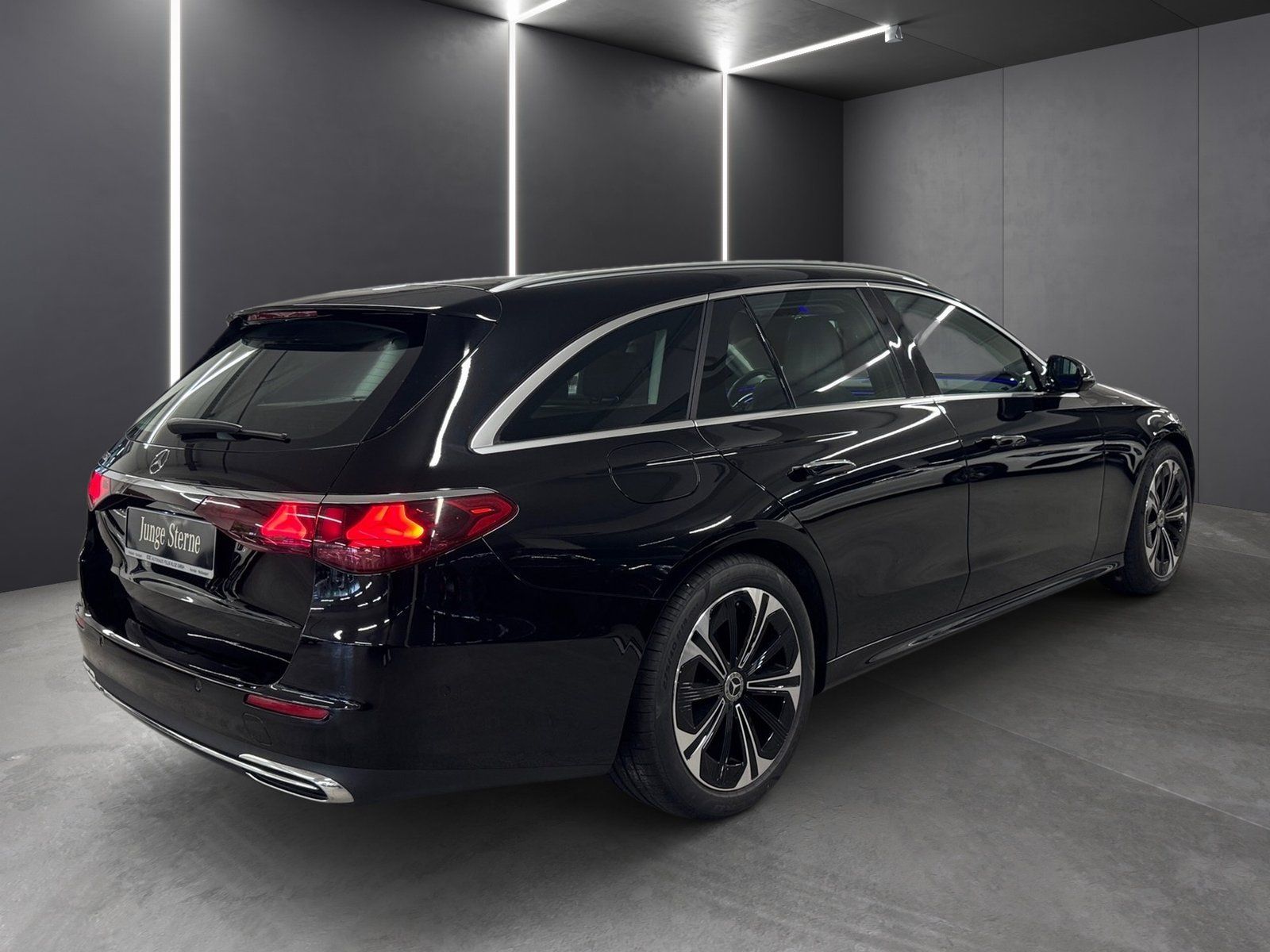 Fahrzeugabbildung Mercedes-Benz E 220 T d Avantgarde*AHK*Pano*Distro*Totwink*LED