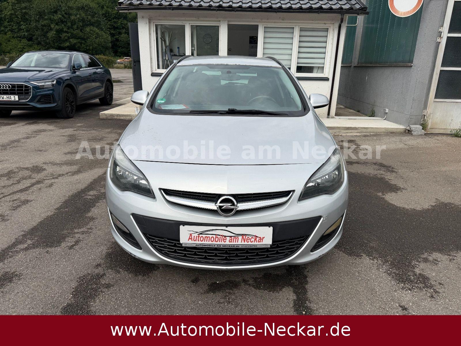 Opel Astra 2013 — rear view