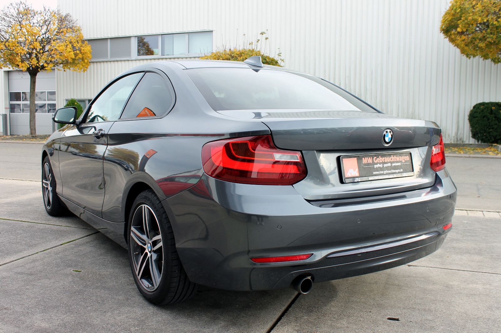 Fahrzeugabbildung BMW 220i Coupé Sport-Line SHZ PDC eGSHD 2-Zonen HiFi