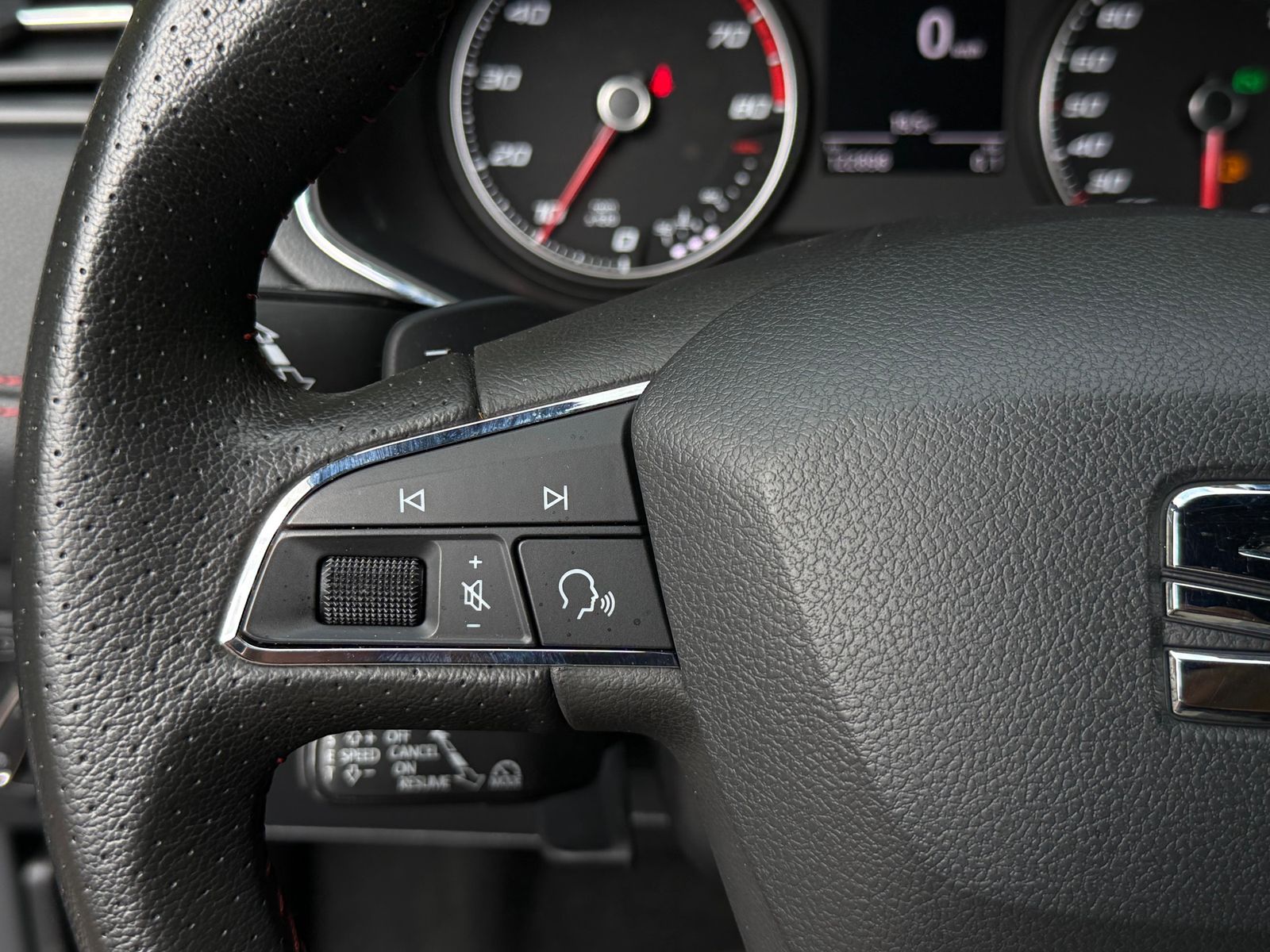 Fahrzeugabbildung SEAT Arona 1.0 TSI DSG FR LINE LED+NAV+AHK+ACC+SHZ+