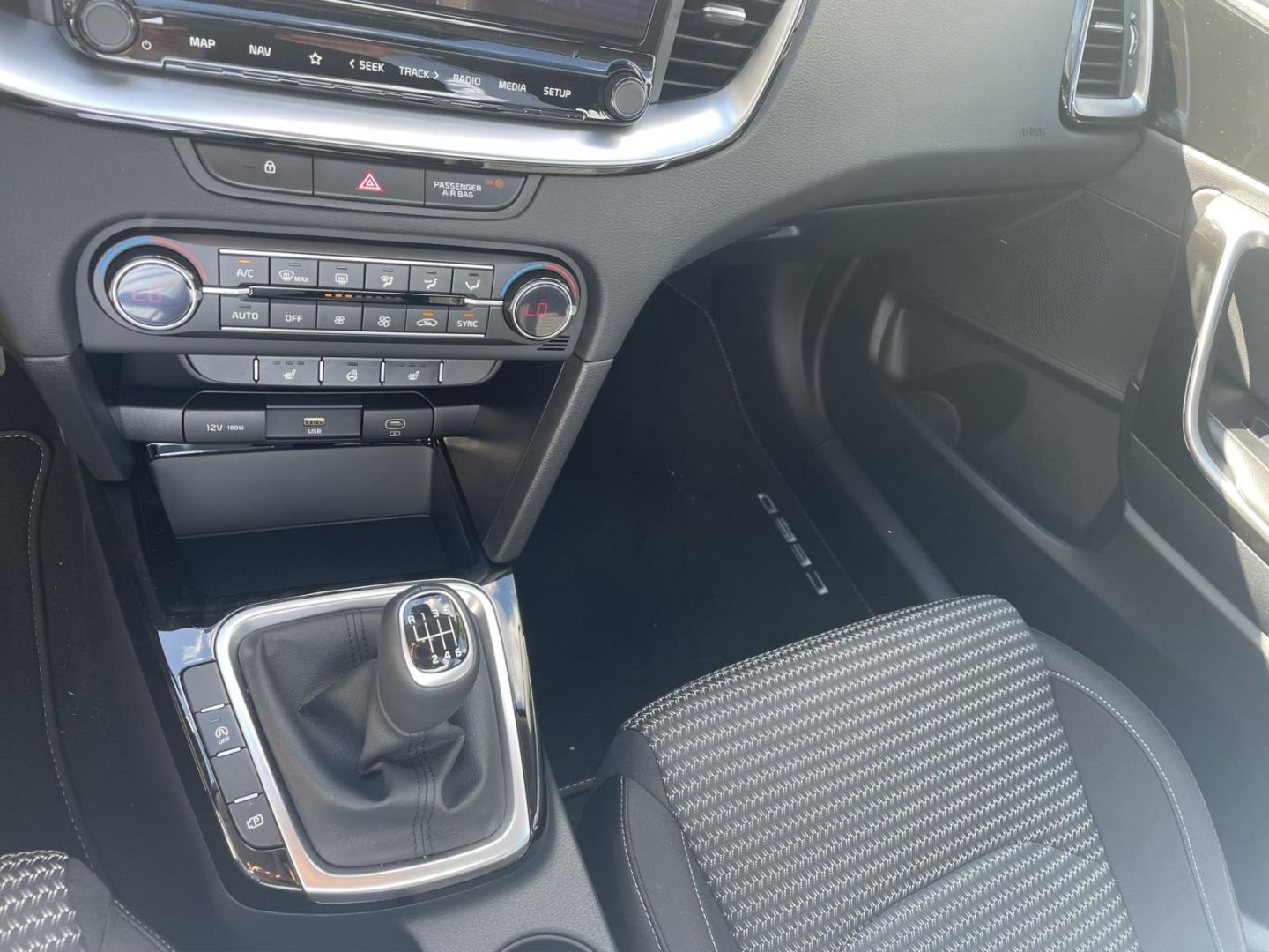 Fahrzeugabbildung Kia Ceed_sw Vision Kamera LIM VerkehrszeichenERK DAB