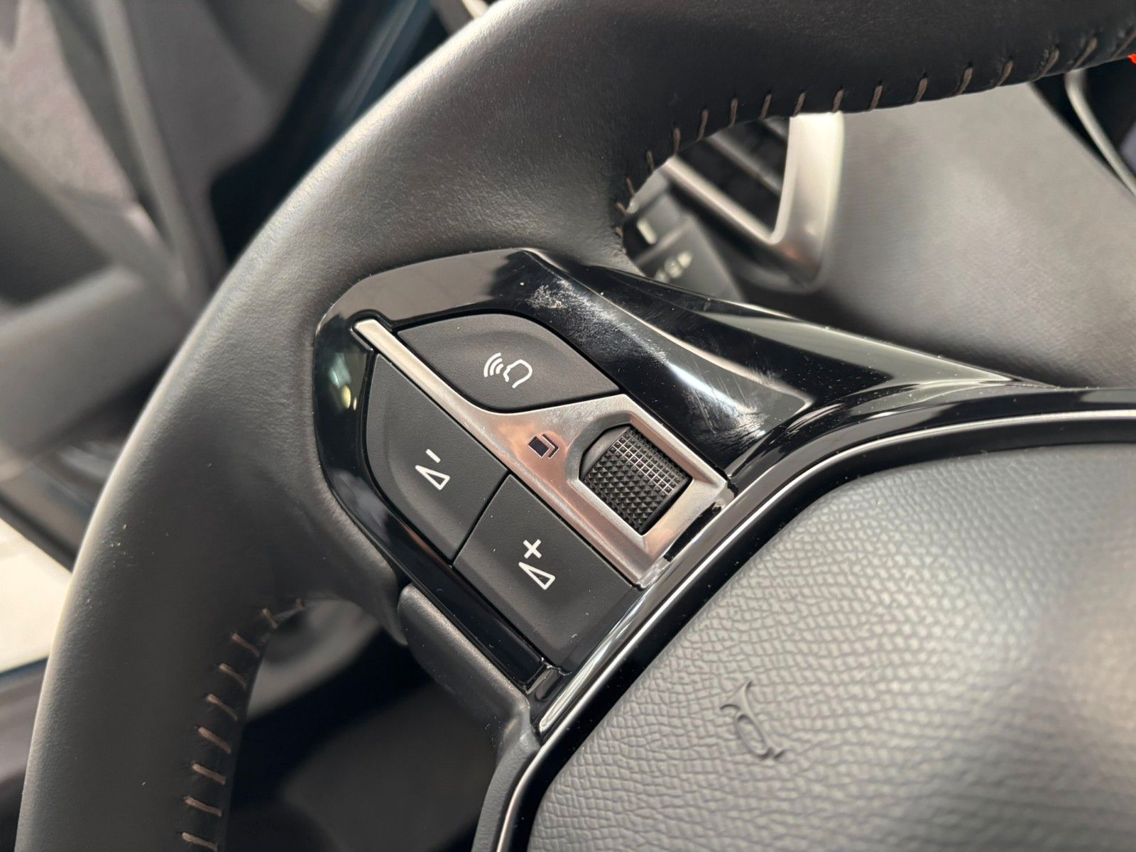 Fahrzeugabbildung Peugeot 3008 1.2T ACTIVE PACK NAVI/LED/SPORT/VIRT/PDC
