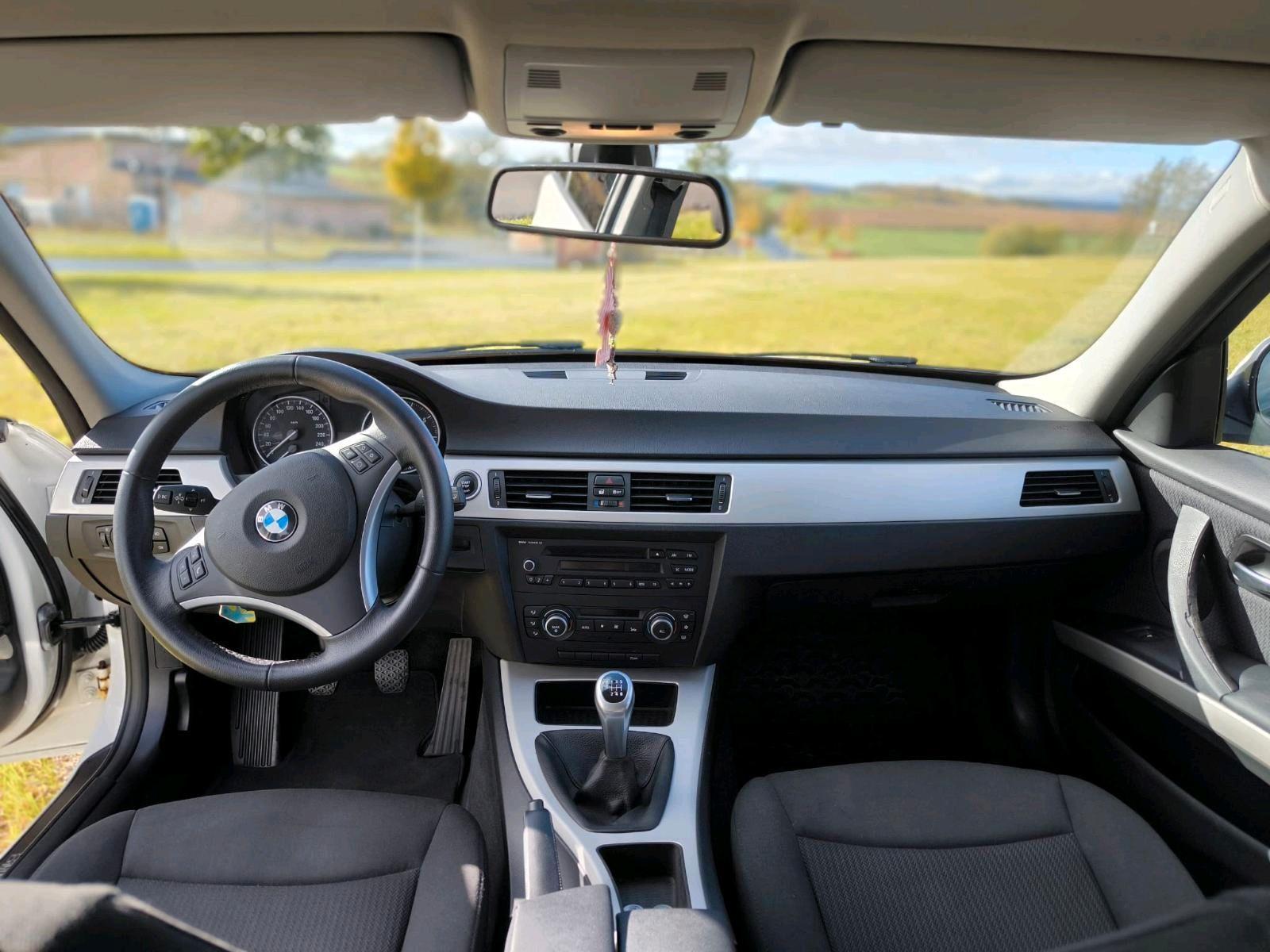 BMW 318 2011 — photo 7