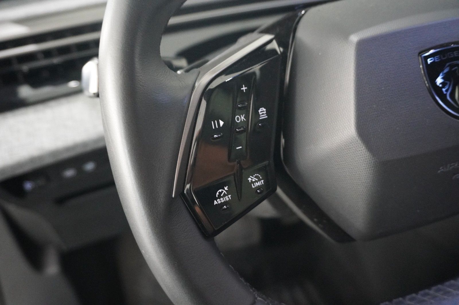 Fahrzeugabbildung Peugeot 3008 Hybrid 145 ALLURE NAVI/LED/360°/SPORT/DAB+