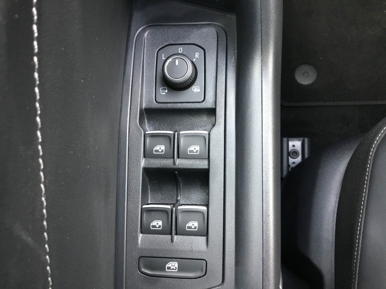 Fahrzeugabbildung Volkswagen T-Roc 1.5 TSI DSG Style+AHK+MatrixLED+ACC+Pano