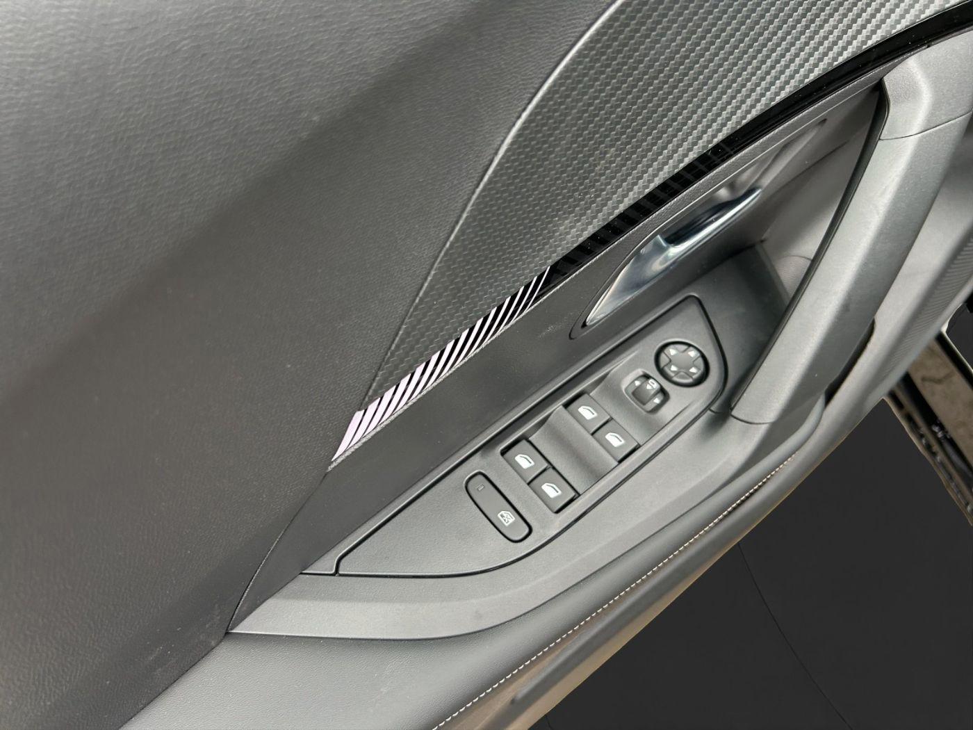 Peugeot 2008 1.2 145 Allure LED+SHZ+Alcant.+PDC+SpurH