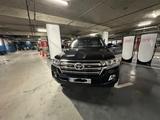 Toyota Land Cruiser ARMOURED B6+ - Toyota Land Cruiser mit Benzin-Antrieb: Geländewagen