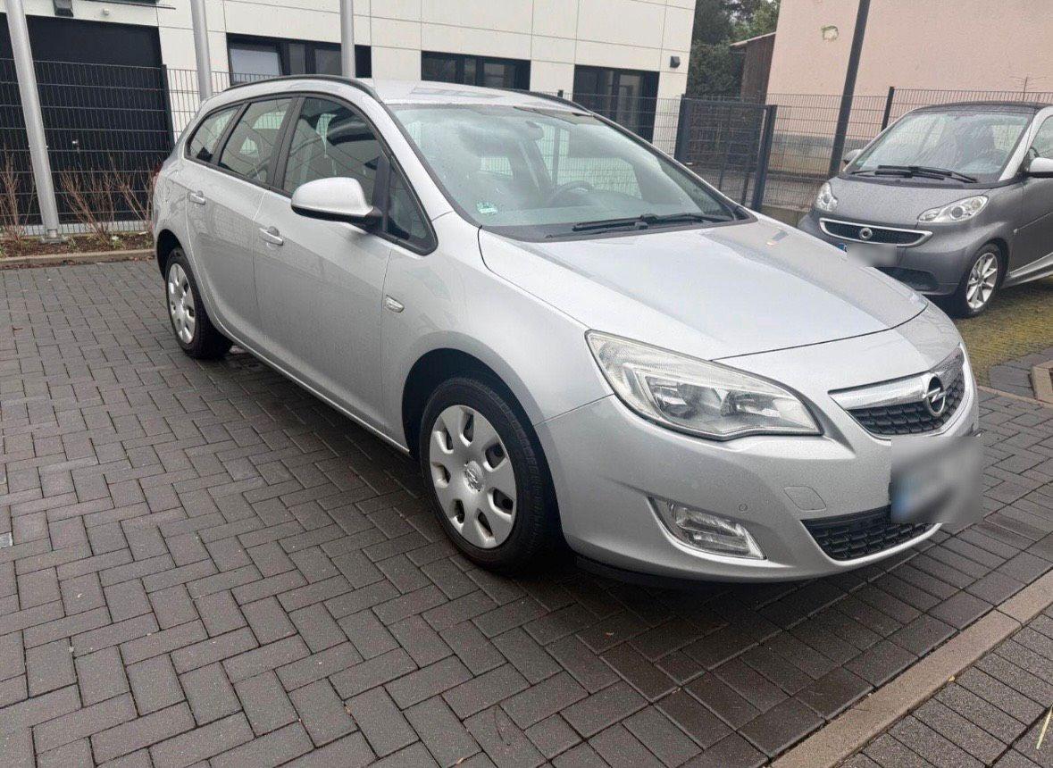 Opel Astra 2012 — rear view