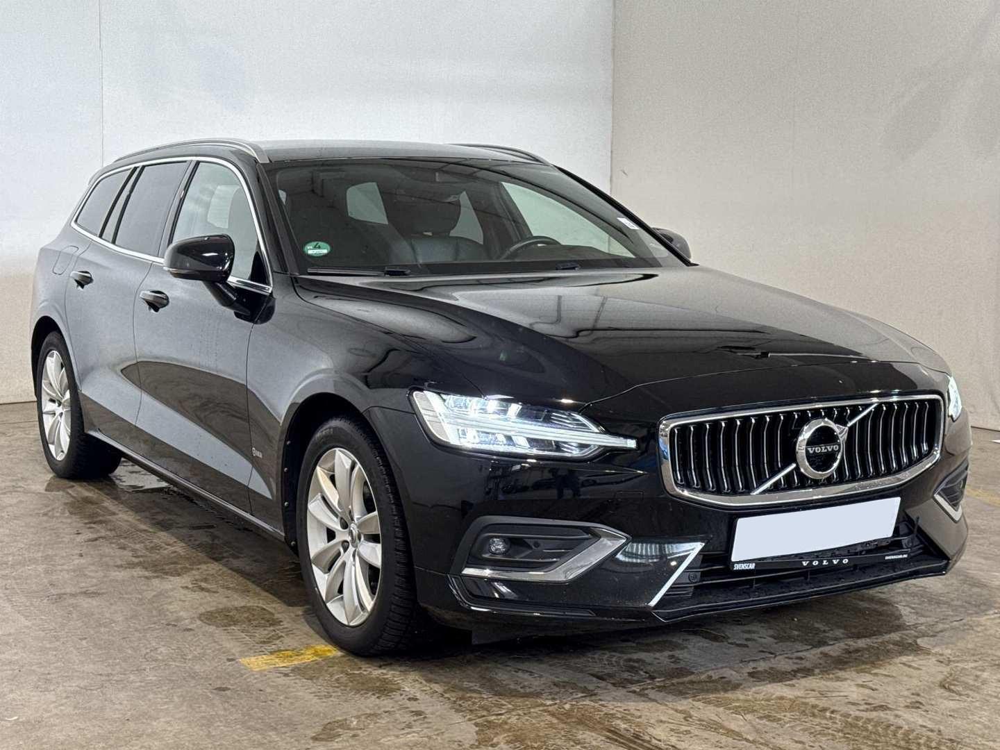 Volvo V60 D4 AWD Inscription Leder AHK ACC LED Spur 18