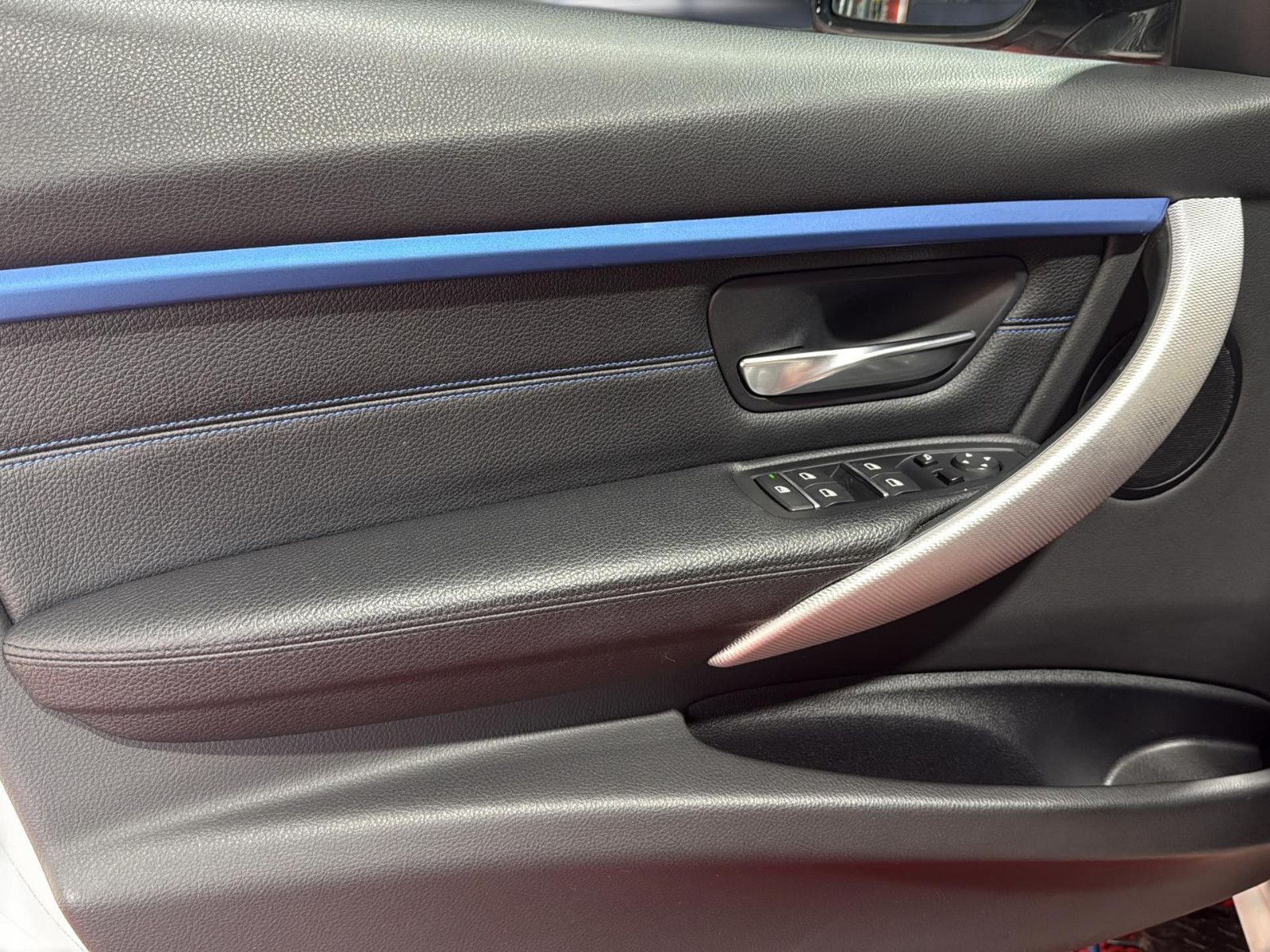 Fahrzeugabbildung BMW 320 d Touring  xDrive M Sport Shadow/ AHK