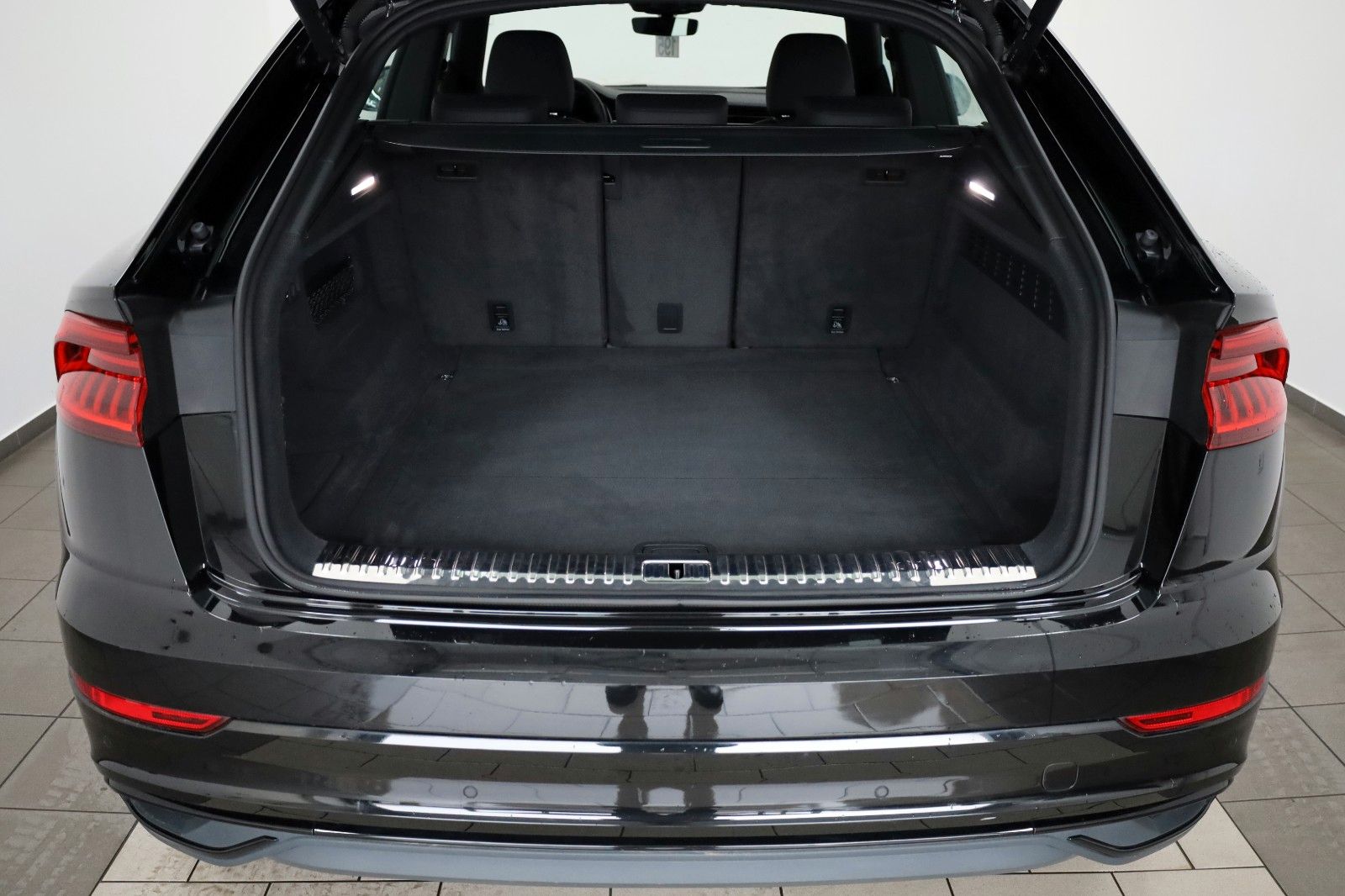 Fahrzeugabbildung Audi Q8 55 TFSI quattro, Navi,SH,Kamera,Panorama,B&O