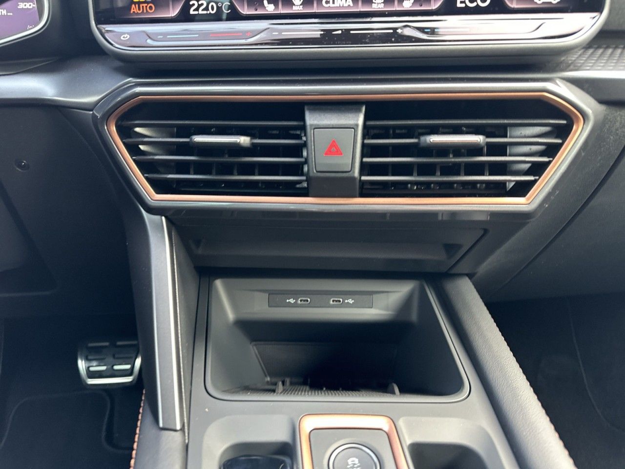 Fahrzeugabbildung CUPRA Formentor VZ 1.5 e-Hybrid 272 PS DSG - mit KI generiert/bearbeitet