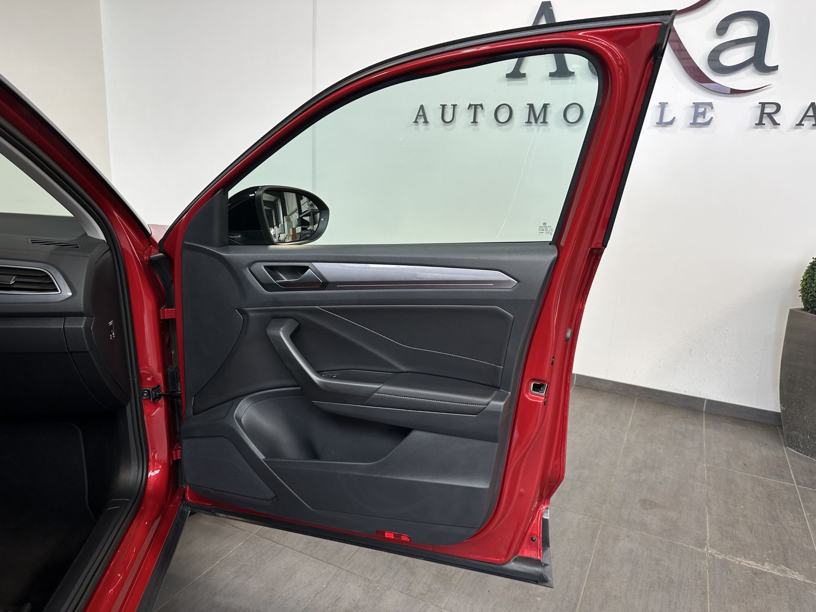 Fahrzeugabbildung Volkswagen T-Roc 1.5 TSI DSG Sport NAV+LED+ACC+STANDHEIZUNG