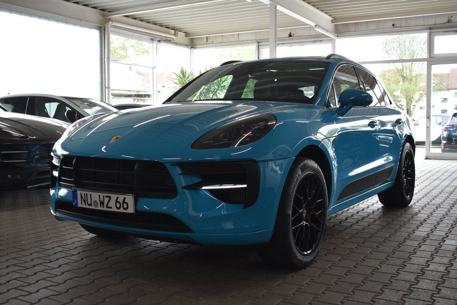 PORSCHE Macan GTS Panodach Bose Sound Miamiblau