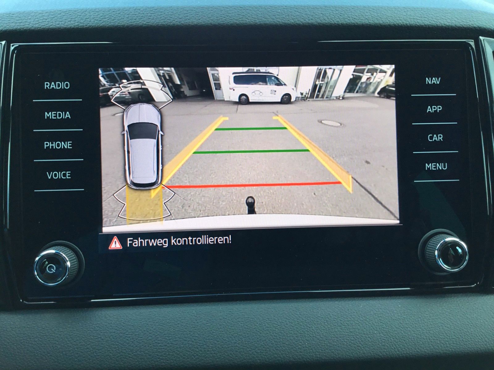 Fahrzeugabbildung SKODA Karoq 2.0l TSI DSG 4x4 Sportline+AHK+Matrix+Pano