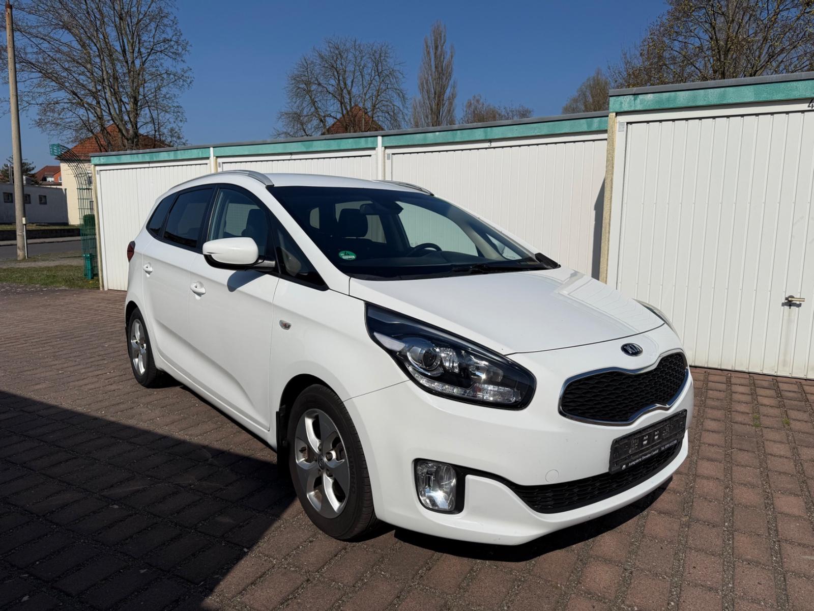 Kia Carens 2014 — rear view
