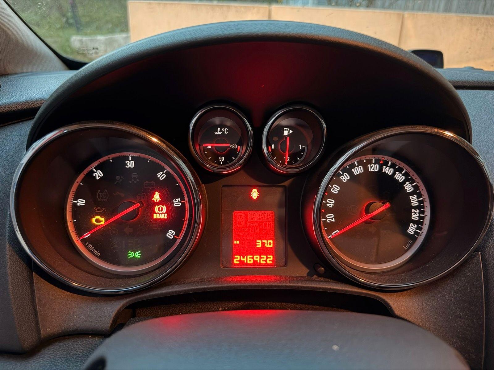 Opel Astra 2011 — photo 8