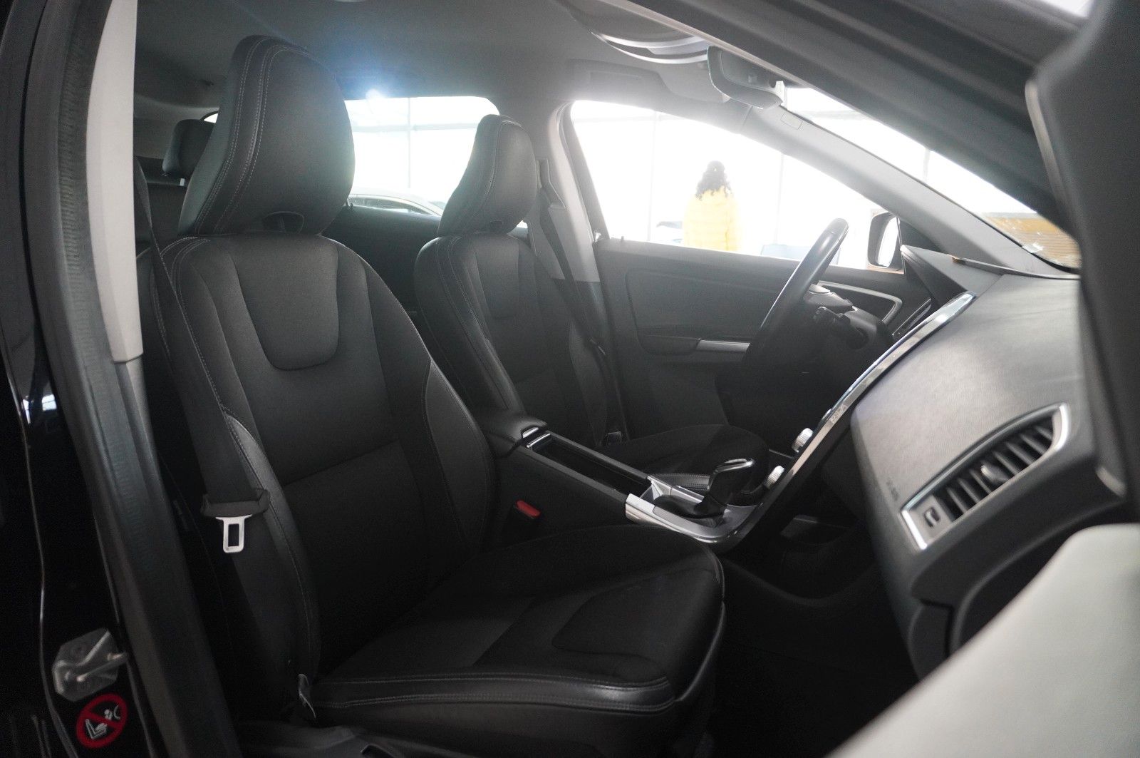 Fahrzeugabbildung Volvo XC 60 MOMENTUM 2WD NAVI/BI-XENON/SHZ/KAMERA/TEMP