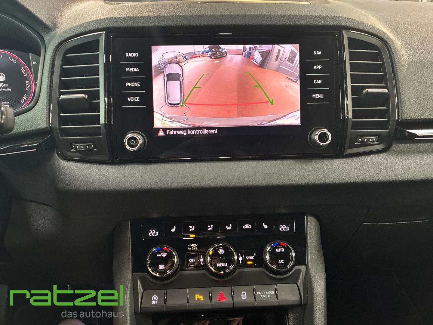 Fahrzeugabbildung SKODA Karoq 4x4 Sportline 2.0 AHK Navi LED Kamera ACC