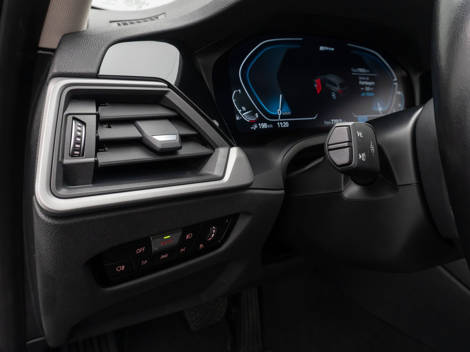Fahrzeugabbildung BMW 330e xD ACC HUD Kamera DAB Alarm Panorama 19Zoll