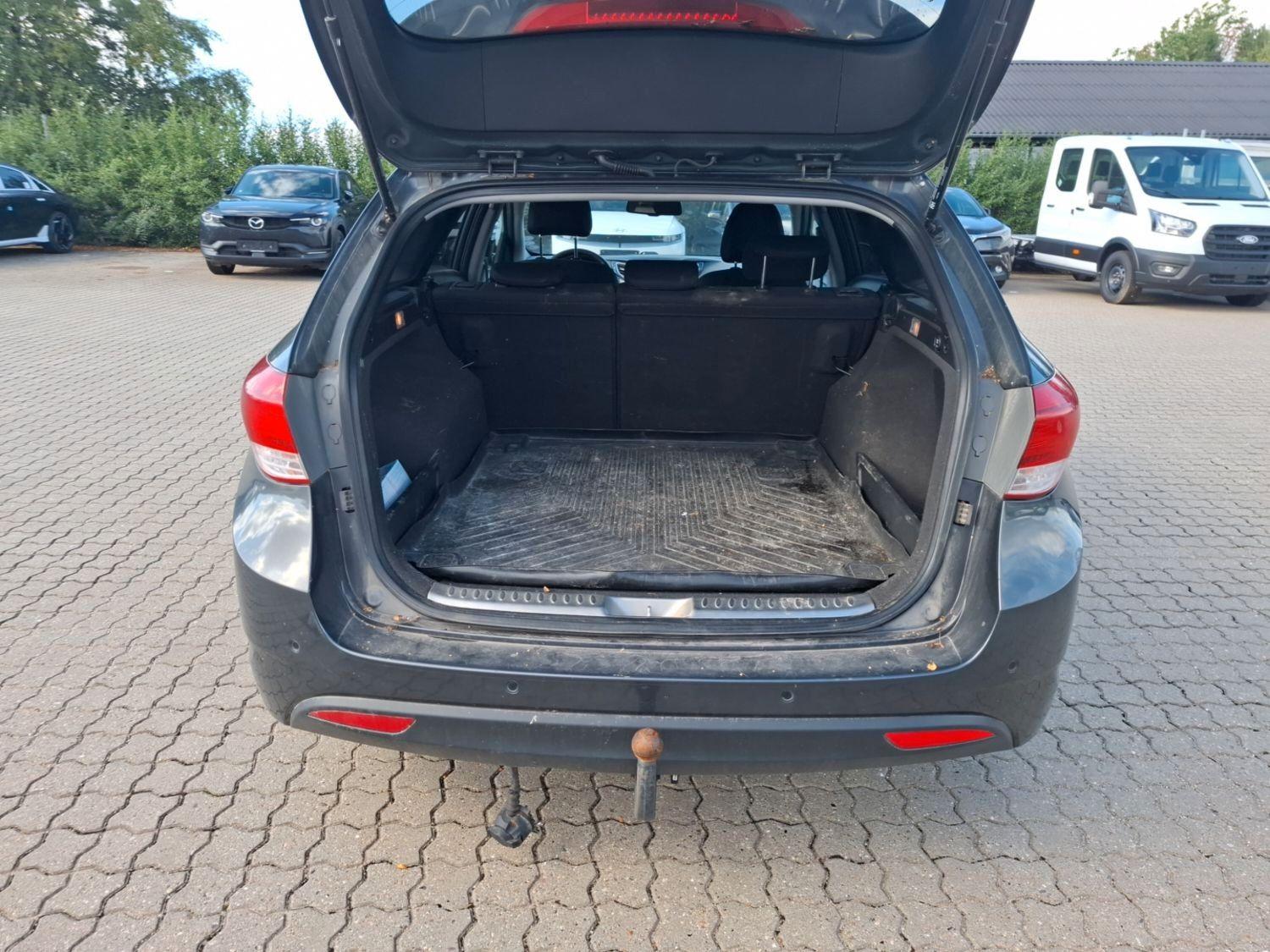 Hyundai i40 2014 — interior