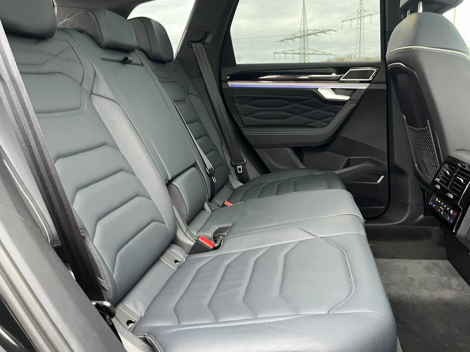 Fahrzeugabbildung Volkswagen Touareg 3.0TDI 4M R-Line VOLL Black 22" UPE 114T