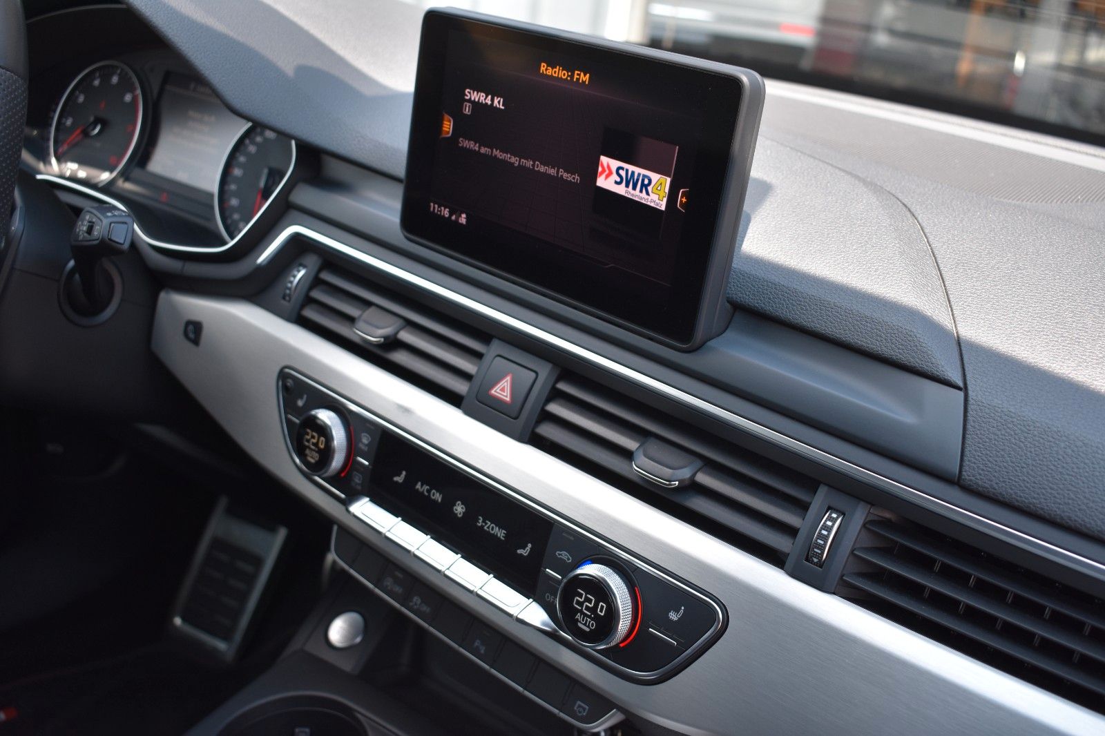 Fahrzeugabbildung Audi A4 Avant 35 TFSI sport S-line Service neu