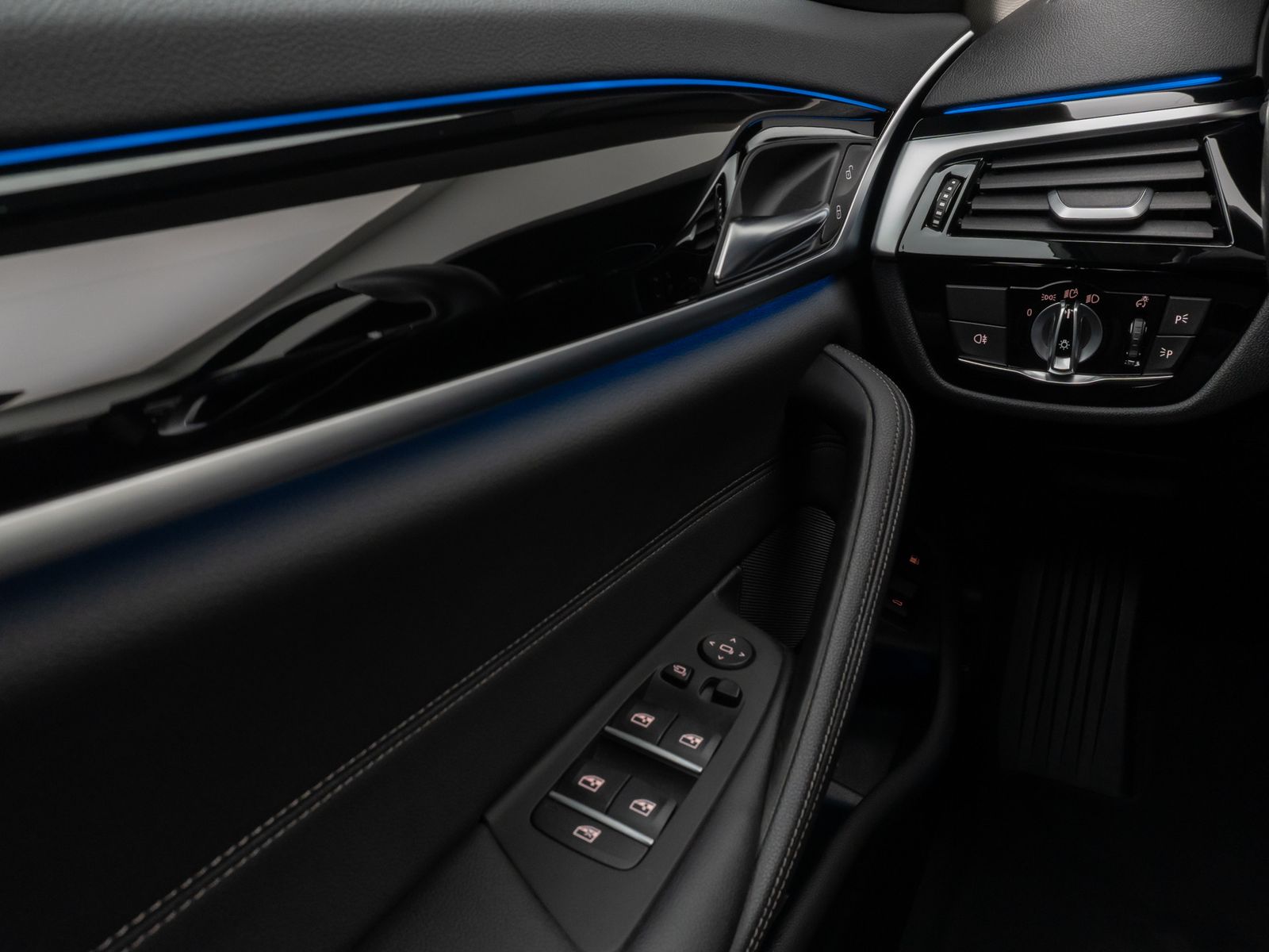 Fahrzeugabbildung BMW 530e Kamera Laser HUD DAB AHK Komfort AlarmLeder